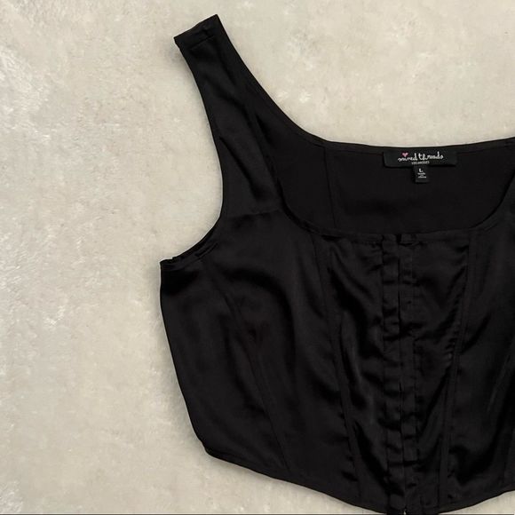 3/$25✨ Mixed Threads Los Angeles Cropped Top - Picture 2 of 5